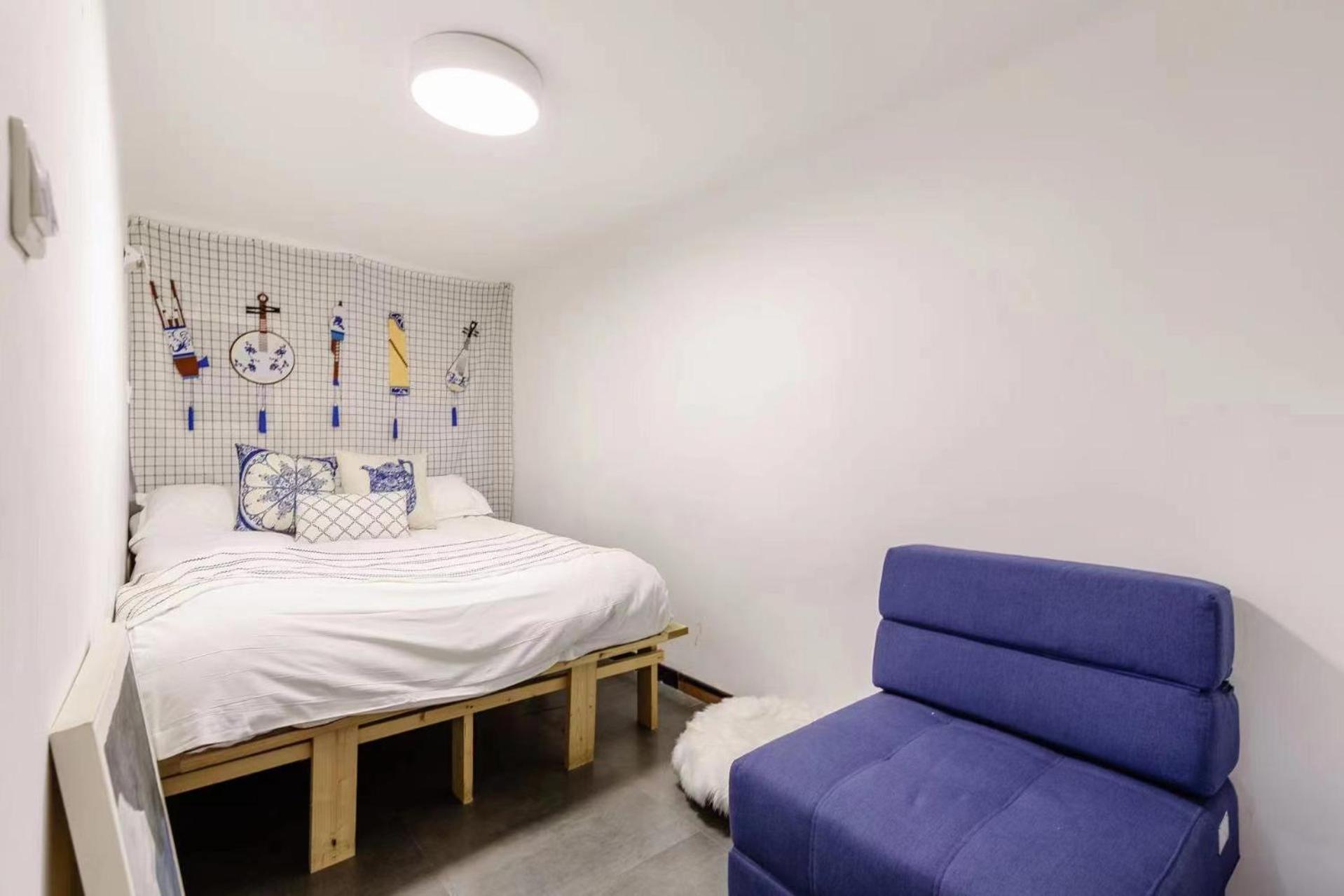 Alleyway Apartment *